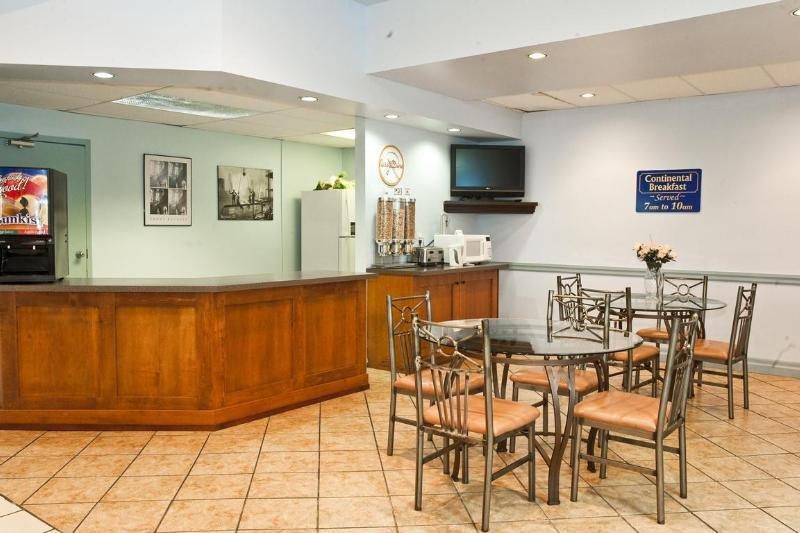 Howard Johnson Hamilton Interior photo