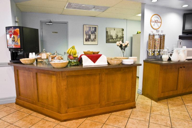 Howard Johnson Hamilton Restaurant photo
